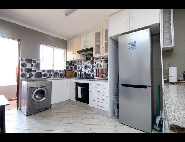 2 BEDROOM APARTMENT FOR SALE IN THATCHFIELD